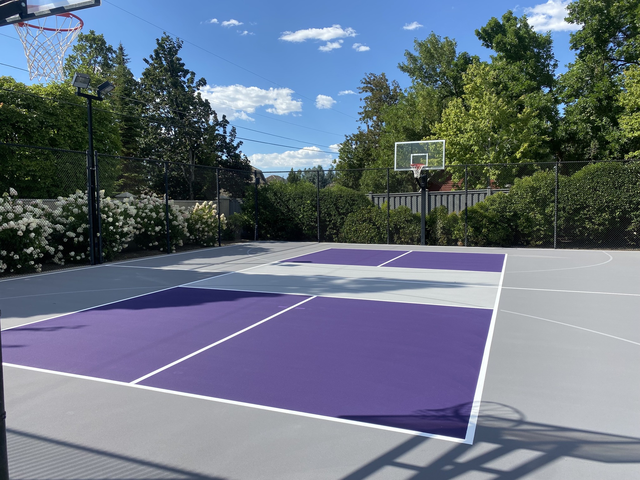 Nâng cấp sân bóng rổ - pickleball với 4 lớp sơn có 10% Hạt cao su US OPEN LAYKOLD trên nền nhựa